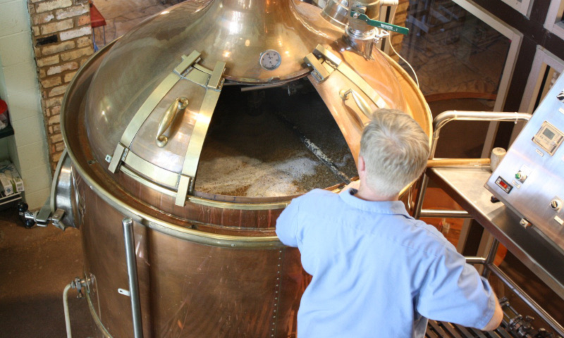 Man brouwt bier bij bierketel